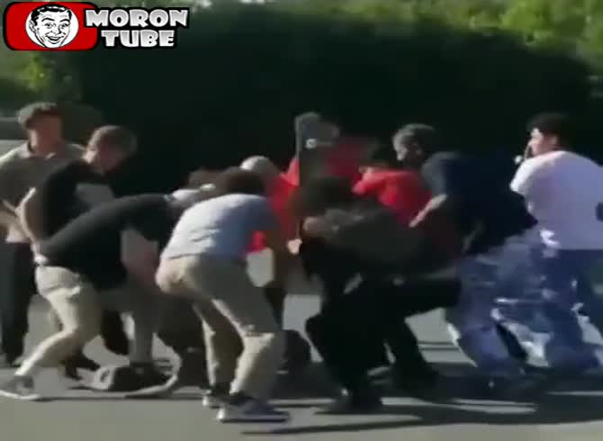 Video :He swiftly comes to repent attacking a skateboarder!